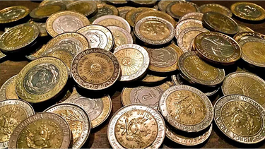 Las monedas argentinas se venden en el mercado.