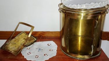 Profanaron una capilla: pisaron hostias, rompieron el sagrario y se robaron el vino de misa.