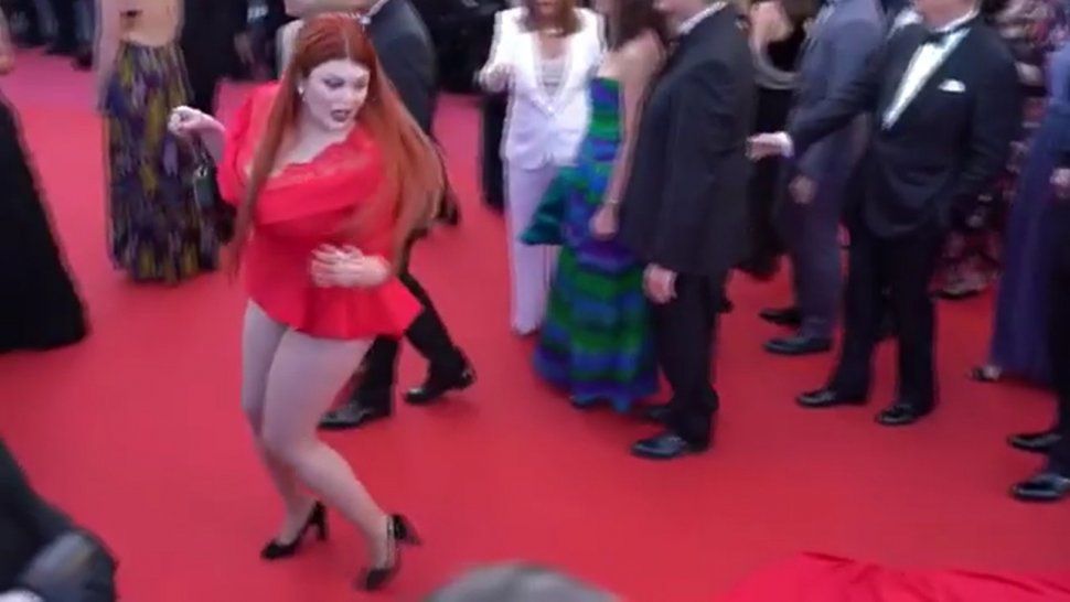 Una modelo rusa perdió la pollera en plena alfombra roja de Cannes