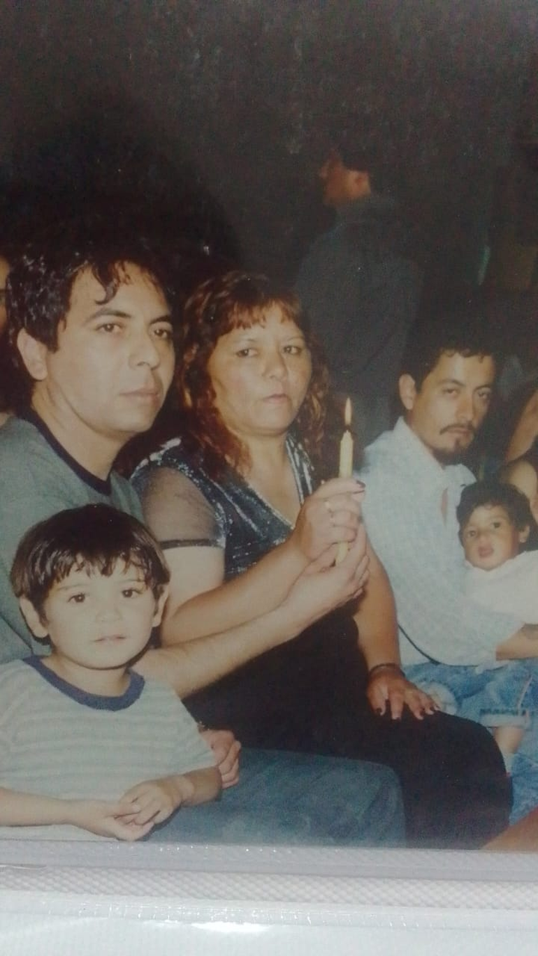 Llamado a la solidaridad: Mario, con su hermano y otros familiares.