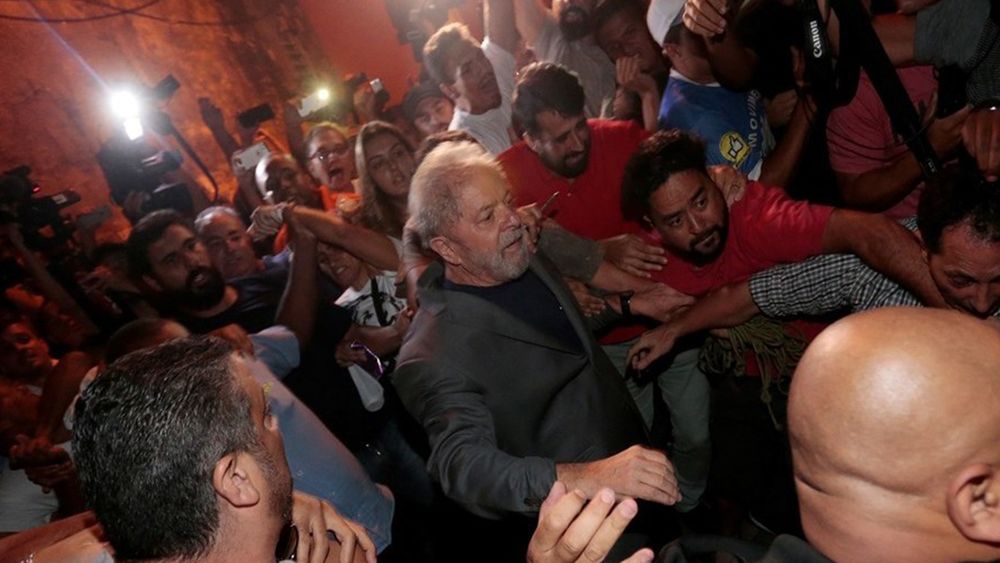 En medio de un caos, Lula da Silva se entregó a la policía