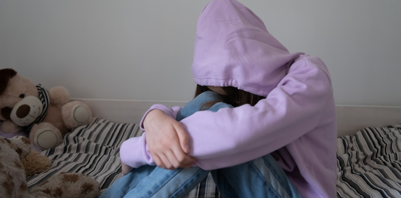 En casos de riesgo inmediato o urgencia, la recomendación es llamar al 911. Para orientación y acompañamiento, en Jujuy funciona la Línea 102.