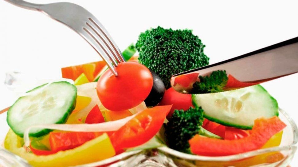 Especialistas aseguran que el regular consumo de nutrientes y vitaminas ayuda a fortalecer el sistema inmunológico contra el COVID-19.