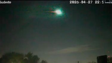Un bólido brillante cruzó el cielo de Buenos Aires durante la noche y se viralizó en las redes sociales.
