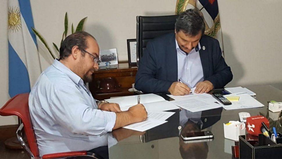 El intendente de Palpal&aacute; Rub&eacute;n Rivarola (h) y el rector de la UNJU Rodolfo Tecchi firman un convenio para el dictado de Ciencias Pol&iacute;ticas en la ciudad sider&uacute;rgica.&nbsp;