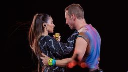 Tini cantó junto a Chris Martin en la cancha de River.