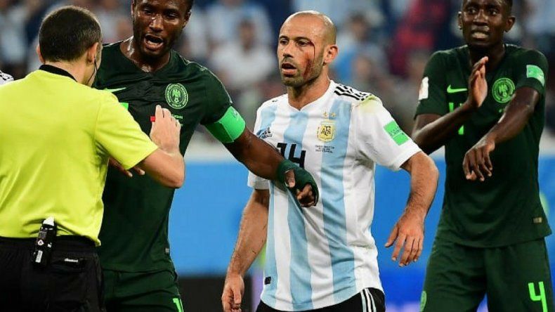 El jefe dándolo todo: Mascherano jugó con sangre en la cara parte