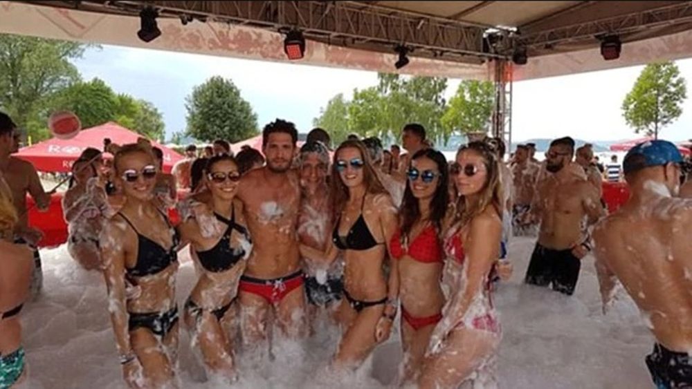 Usó Tinder para conquistar a mujeres de 20 ciudades de Europa y no pagar hoteles