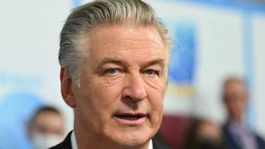 Hicieron otra demanda contra Alec Baldwin por la tragedia en el set: “Eligió jugar a la ruleta rusa con un arma cargada”.