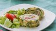Pastel frío de jamón y queso con huevo y espinacas, una receta fácil y alta en proteína para las cenas de verano.