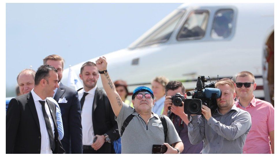 los extravagantes regalos que recibio maradona en su primer dia como presidente