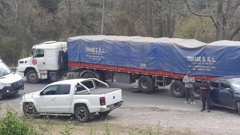 Choque entre un camión, un auto y una moto en Ruta 56