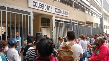 Largas filas y problemas en el Nacional 3 para el ingreso a 1° año