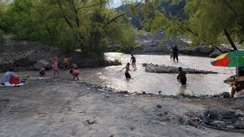Familias jujeñas eligieron el Río Reyes para pasar la calurosa tarde del domingo