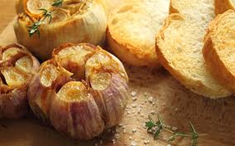 Si prefieres un sabor más suave de ajo en este pan, puedes calentar ligeramente la mezcla para atenuar el ajo crudo o darle una cocción previa en el horno.