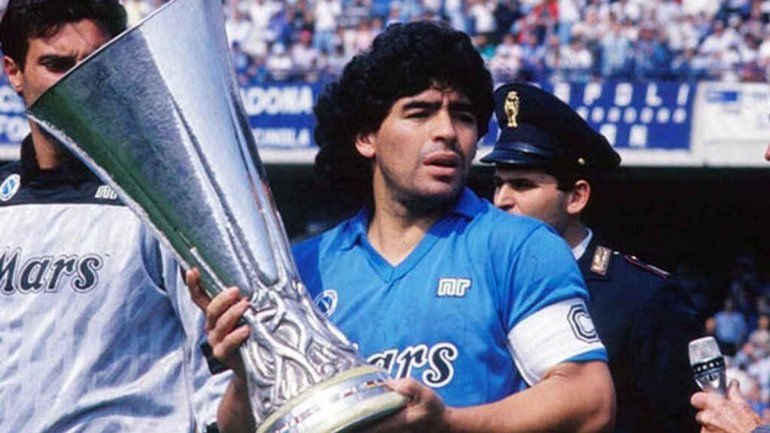 Diego Maradona con su primer título en Nápoli.&nbsp;