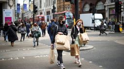 Inglaterra elimina el aislamiento de los positivos de Covid-19