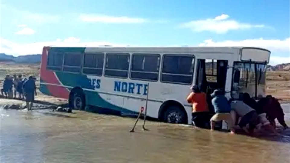 rescataron un colectivo con pasajeros que quedo atrapado en un rio en paicone