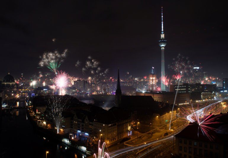 Muchos vecinos en Berl&iacute;n se unieron a los festejos de A&ntilde;o Nuevo con fuegos artificiales en diversos barrios (REUTERS Annegret Hilse)