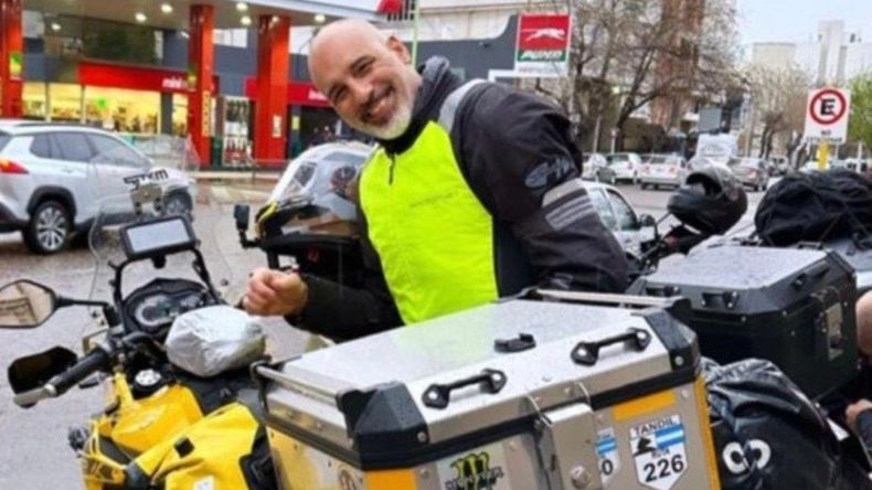 Carlos viaja de Bahía Blanca a Jujuy en moto para ver jugar a su hijo 