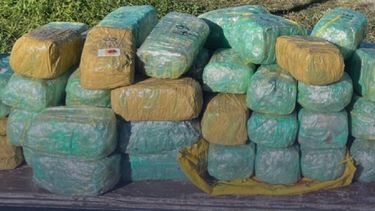 Secuestraron más de 150 kilos de droga y desbaratan una banda que operaba en Jujuy, Salta y Tucumán Secuestraron más de 150 kilos de droga y desbaratan una banda que operaba en Jujuy, Salta y Tucumán