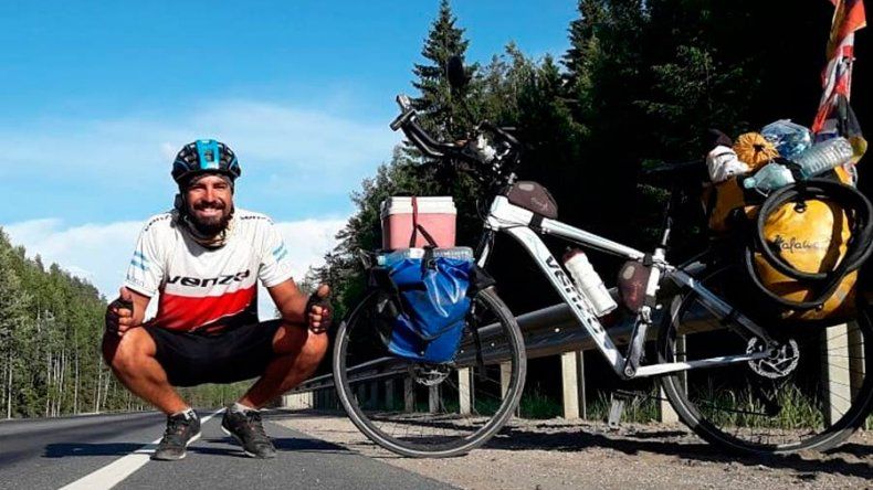 El solidario esfuerzo de Lucas: viajó cinco meses en bicicleta y llegó a Rusia