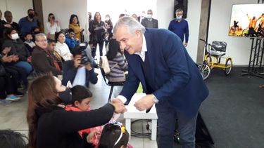 El Gobernador Gerardo Morales entregó las bicicletas adaptadas.