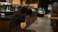 El dueño de una cafetería denunció que un cliente hizo llorar a una camarera y dejó una reflexión.