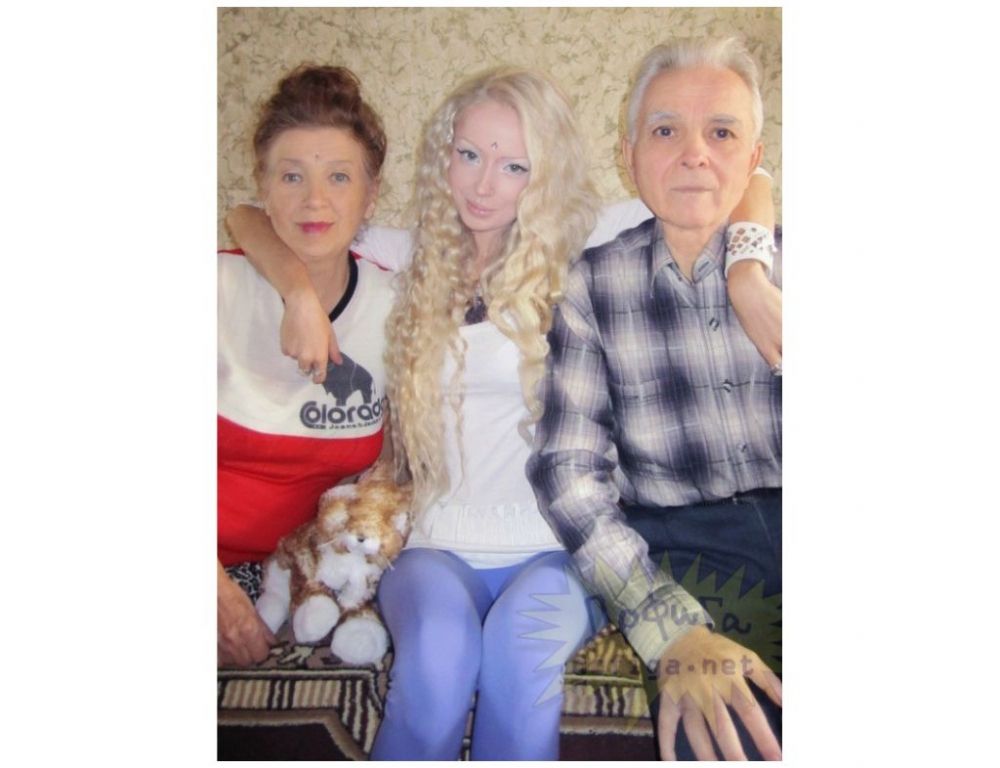 Valeria Lukyanova y sus abuelos