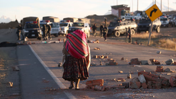 Una persona camina por una carretera bloqueada con escombros en Achica Arriba (Bolivia). EFE/ Luis Gandarillas Una persona camina por una carretera bloqueada con escombros en Achica Arriba (Bolivia). EFE/ Luis Gandarillas