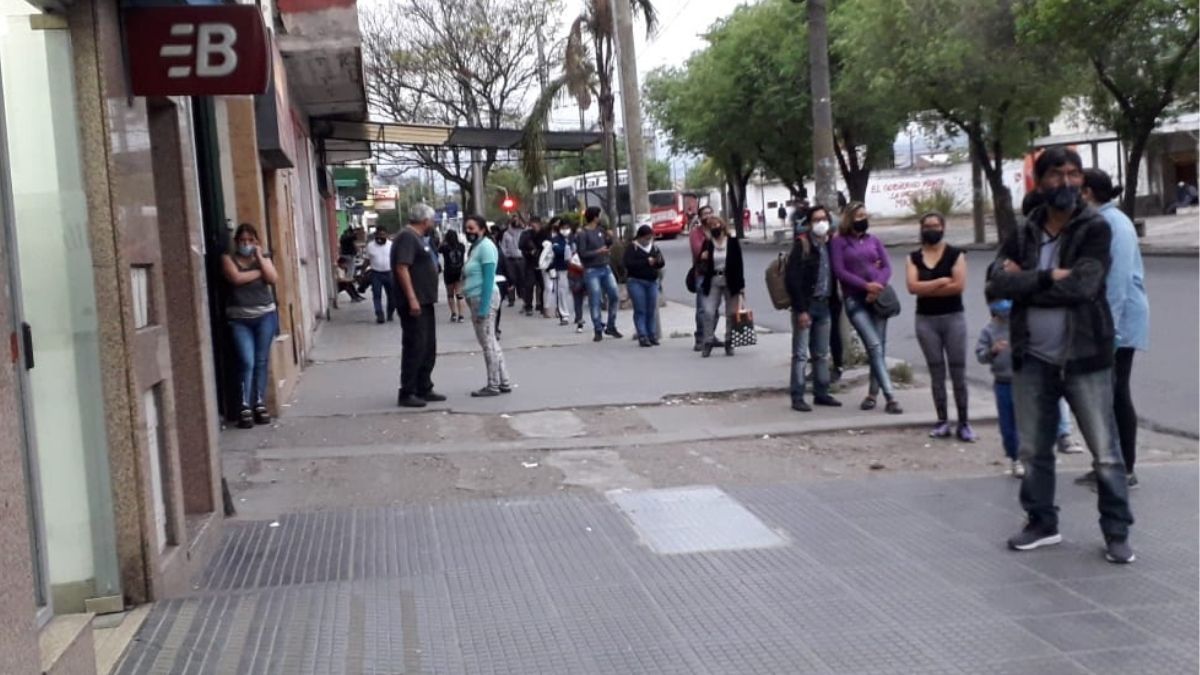 Largas filas en los cajeros de la provincia
