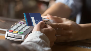 El Banco Central habilitó los pagos con tarjeta de débito en dólares: cómo funcionará la medida.&nbsp;