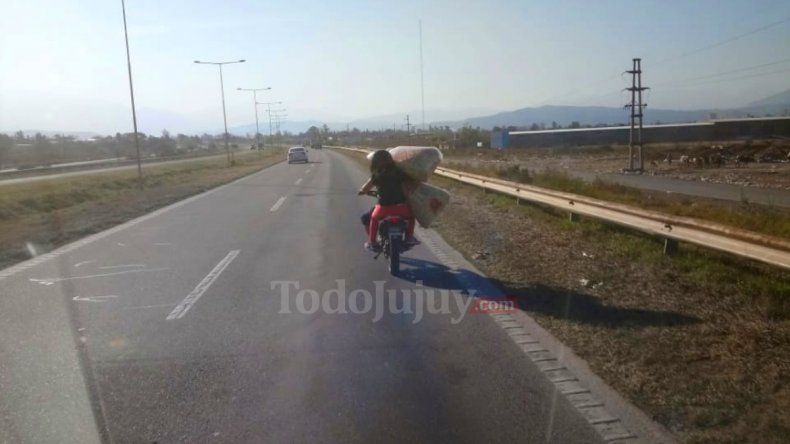 Inconsciencia en las rutas: En moto por la autopista y cargadísimos