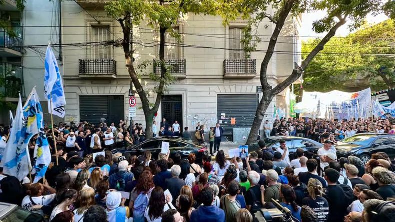 Militantes se concentran en la casa de la ex mandataria en San José 1111 Militantes se concentran en la casa de la ex mandataria en San José 1111