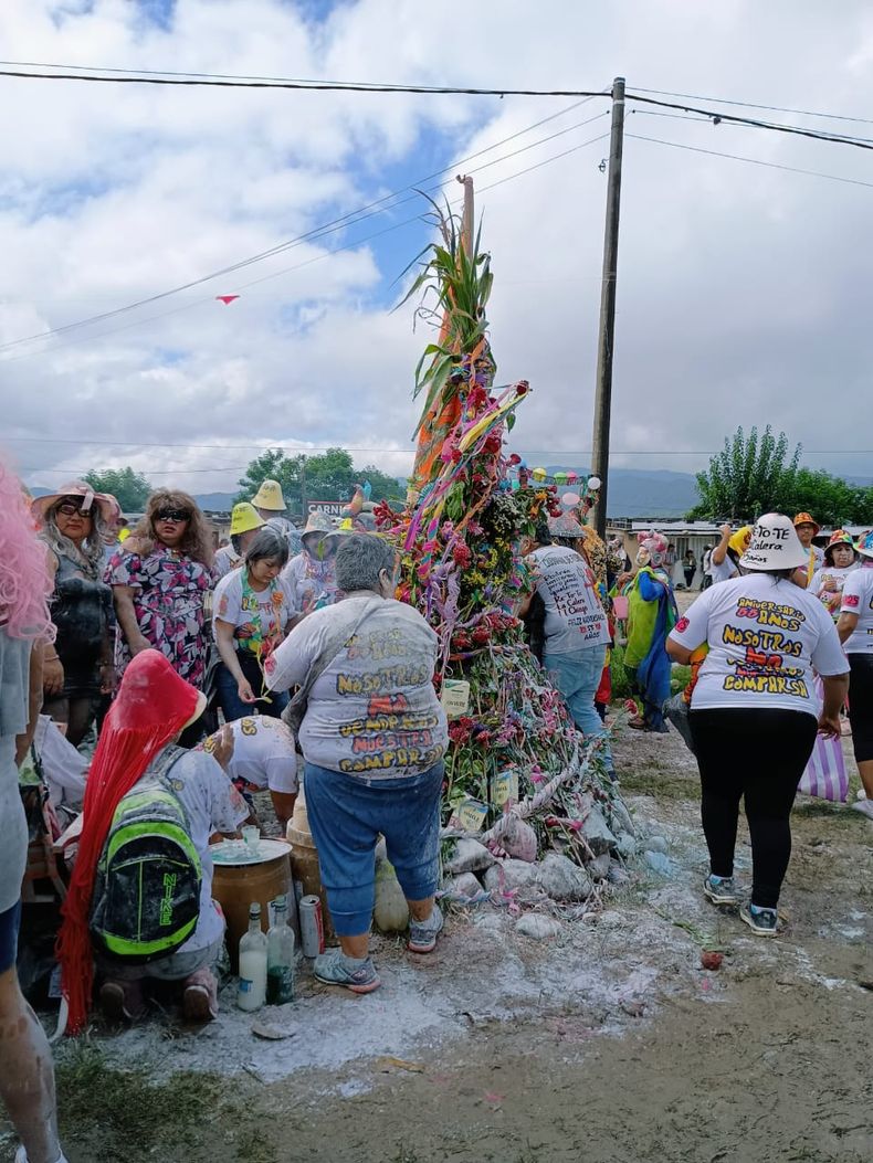 Comenzó el desentierro del carnaval de flores