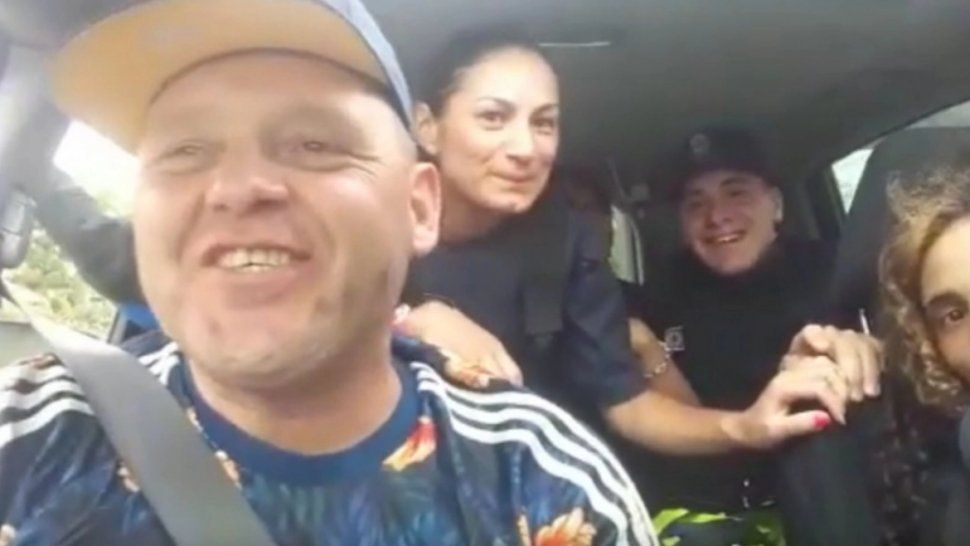 Sancionaron a tres policías por subirse al auto de El Pepo y grabar un video 