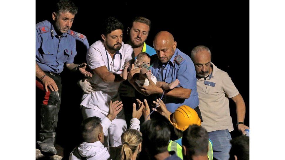Rescate del bebé en Ischia