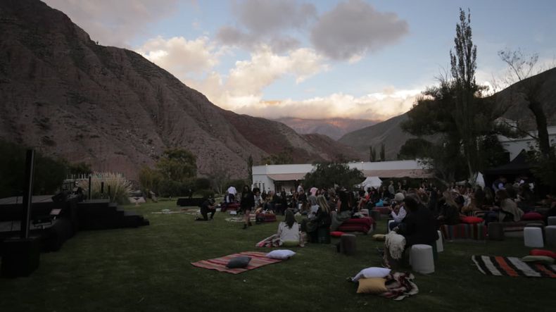 “Lo que tienen de ventaja, al haber empezado recientemente, es que como industria es muy nueva y como tal hicieron todo bien. La hicieron a medida, chiquita”, señaló Fabricio Portelli, especialista en vinos “Lo que tienen de ventaja, al haber empezado recientemente, es que como industria es muy nueva y como tal hicieron todo bien. La hicieron a medida, chiquita”, señaló Fabricio Portelli, especialista en vinos