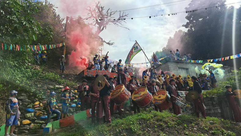 Los “alegres del chingo” cumplen 10 años con una bajada que reúne a cientos de vecinos disfrazados y convierte al barrio El Chingo en un escenario de colores.