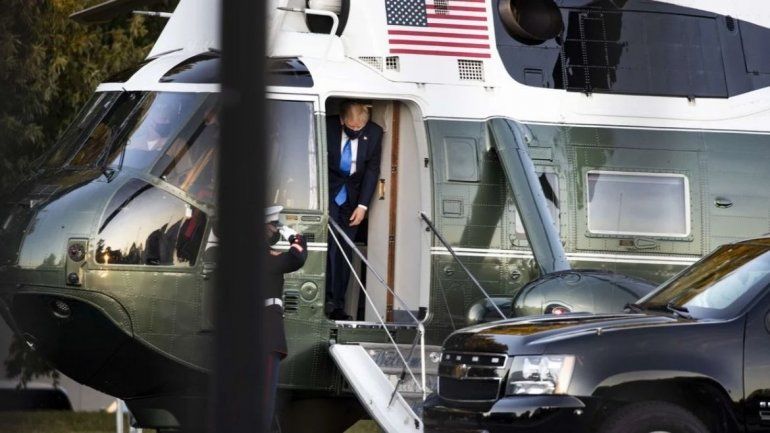 Trump llega al hospital militar en Washington, Estados Unidos. Permanecer&aacute; internado con coronavirus.
