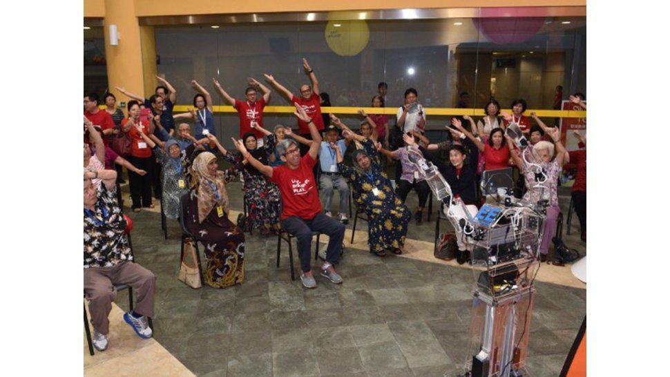 El RoboCoach dirige a los participantes