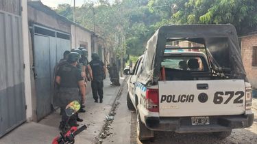 La policía realiza allanamientos en el barrio La Merced de San Pedro de Jujuy. Incautaron más de 20 plantines de marihuana.