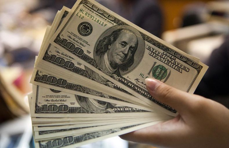 Caída inusual del dólar oficial.