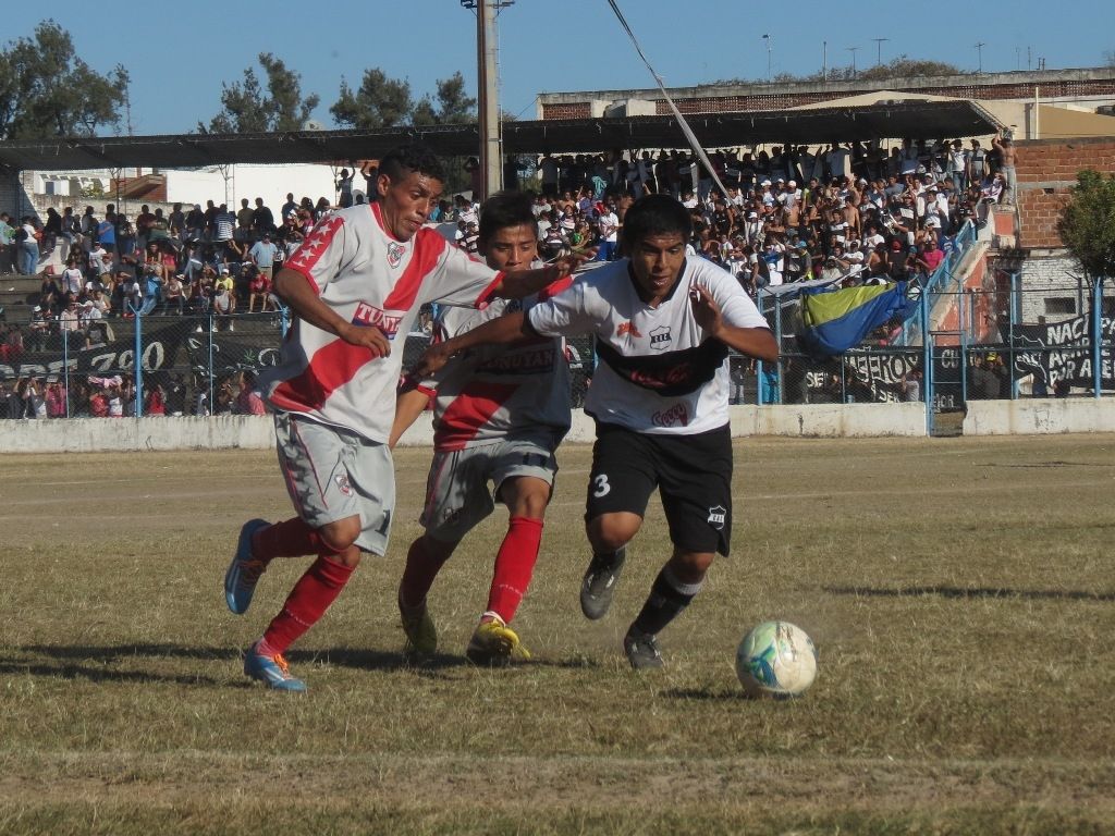 Lavalle vs Cuyaya - Foto de archivo