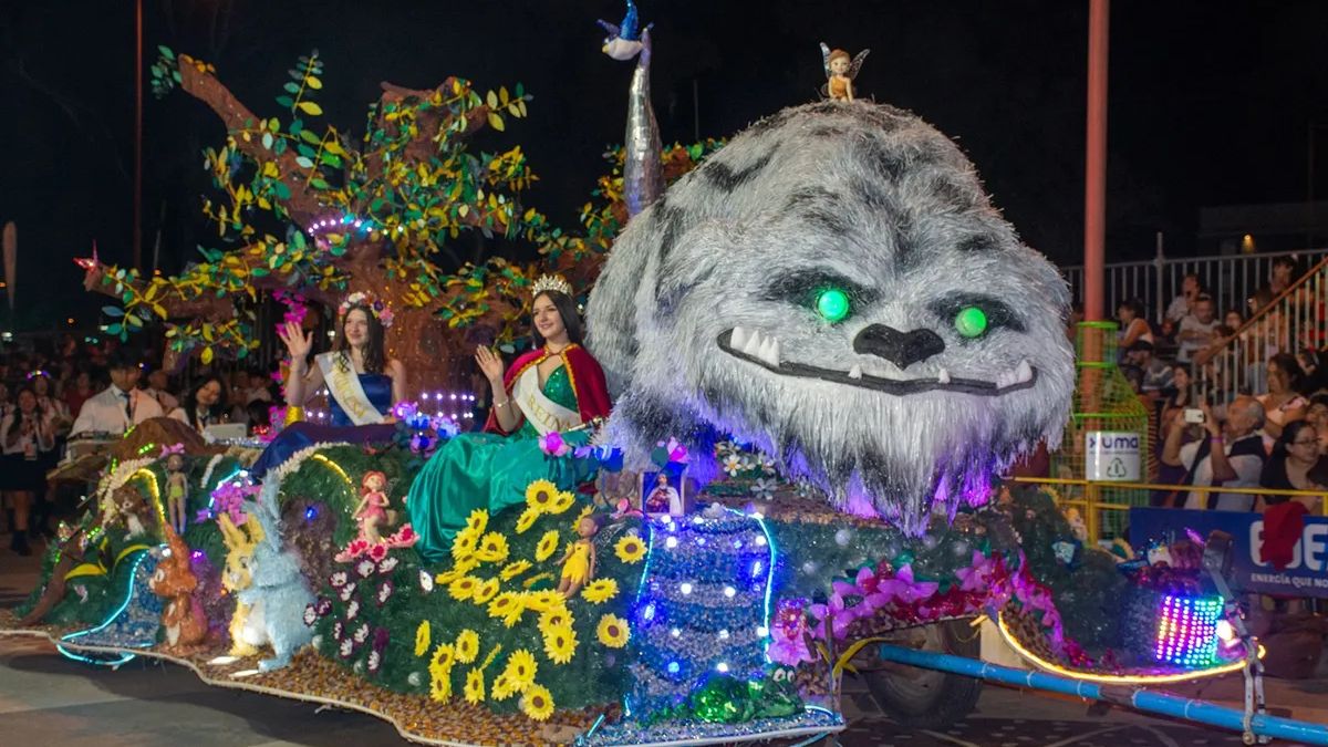 Sigue la FNE 2024 con el desfile de carrozas del Grupo B