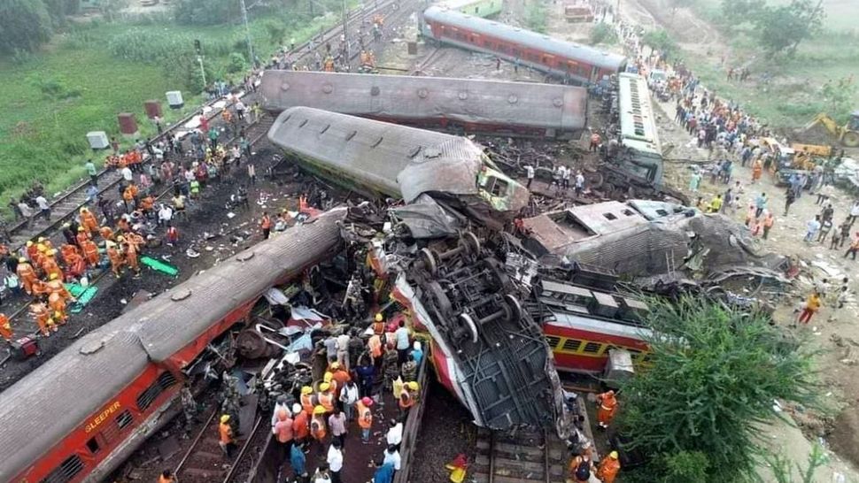 India: dos trenes chocaron y hay casi 300 muertos