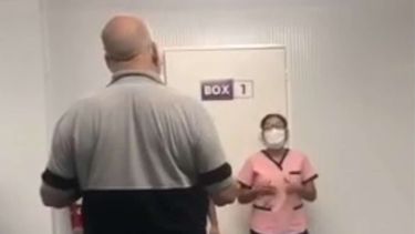 Un hombre increpó a una médica ante la demora en ser hisopado.&nbsp;