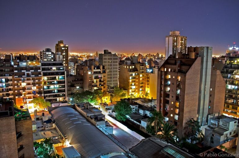 Ciudad. Vista panorámica de Córdoba durante la noche.