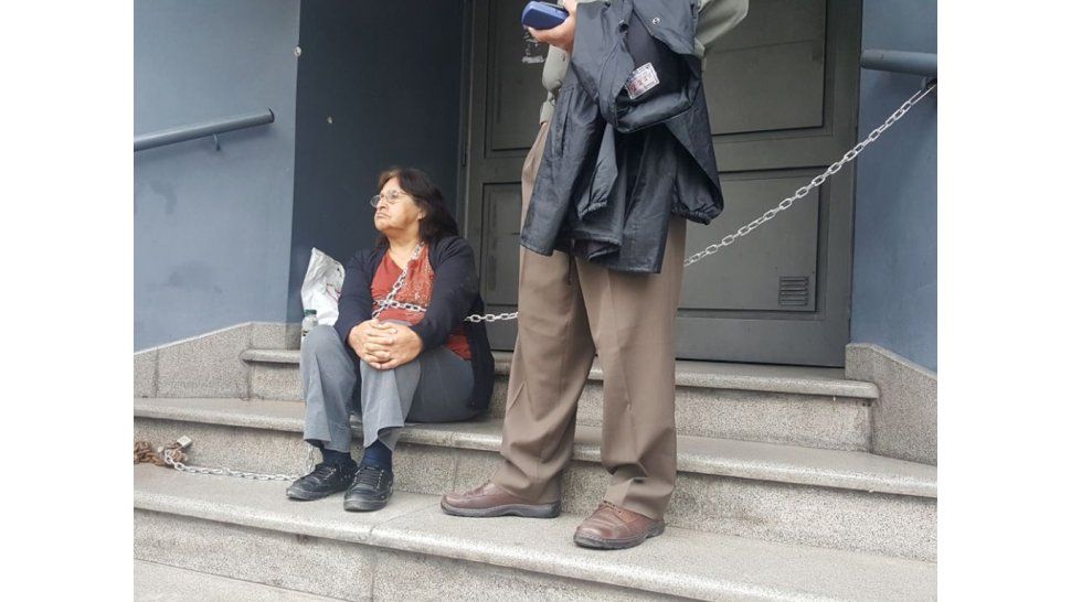 Una empleada del PJ se encadenó en la sede para que le paguen el sueldo