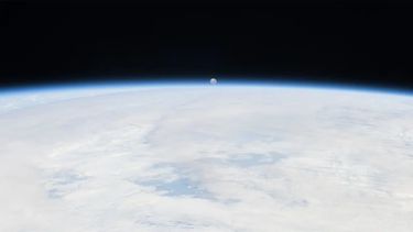 La película trata de una fuerza misteriosa que saca la Luna de la órbita y la dirige en un curso de colisión hacia nuestro planeta Tierra.